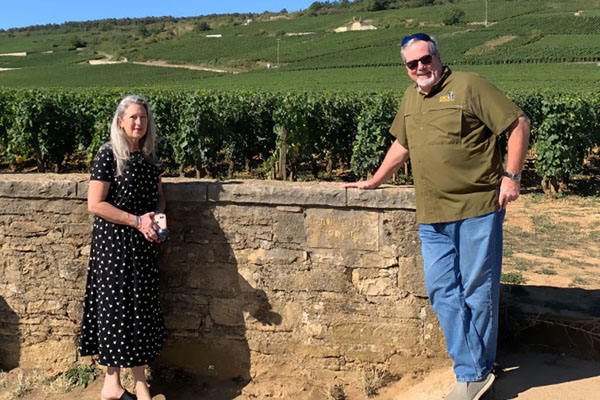 85届mba约翰·h·惠特科姆(John H. Whitcomb)和伊冯娜·r·惠特科姆(Yvonne R. Whitcomb)正在参观法国勃艮第产区Romanée-Conti的葡萄酒庄园。